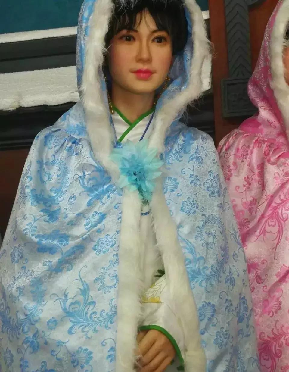 baby蜡像合影腰围,baby蜡像酷似戚薇