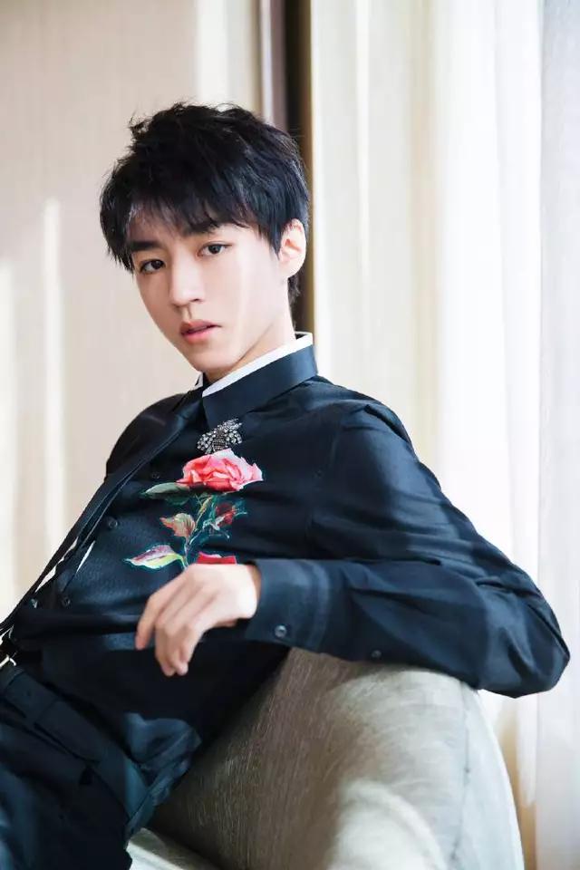 王俊凯带的项链有没有星星形状的,王俊凯戴的铂金项链