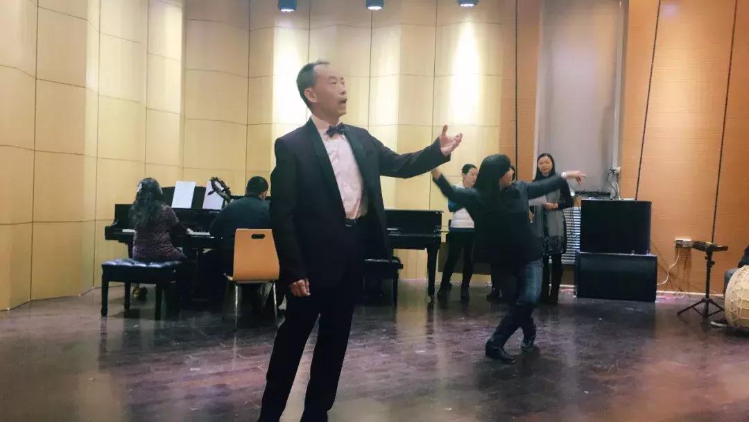 分享｜何家弘是谁？他在中国人民大学如论讲堂开了一场演唱会，座无虚席