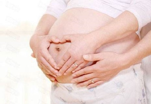 胎儿在母体内的生活,胎儿在母体里一天最多能长多少