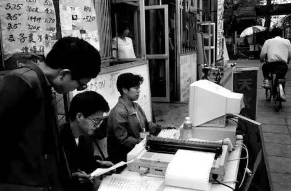 1957年的裸模与热吻！这个外国人在中国*拍偷**的老照片你一定没见过