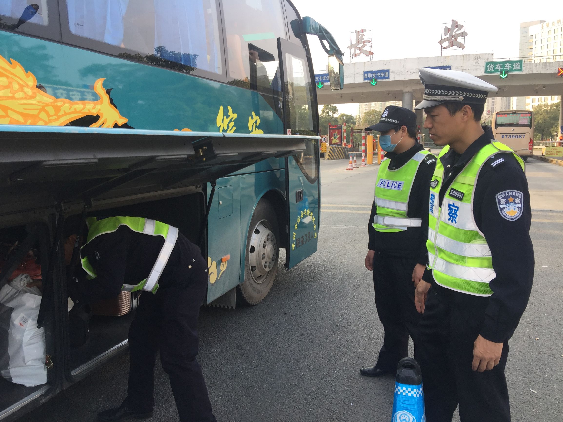 东莞莞城交警铁骑,东莞交警铁骑晚上巡逻