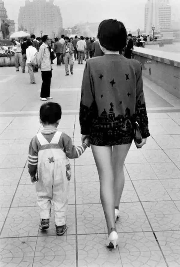 1957年的裸模与热吻！这个外国人在中国*拍偷**的老照片你一定没见过