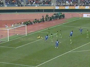 18岁亚冠首秀1传1射斩落上海申花，他另一身份是日本高中射手王