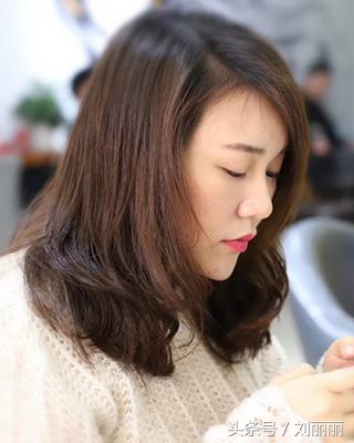 适合大脸盘女生的短发型图片,适合大脸的盘头发型女最新