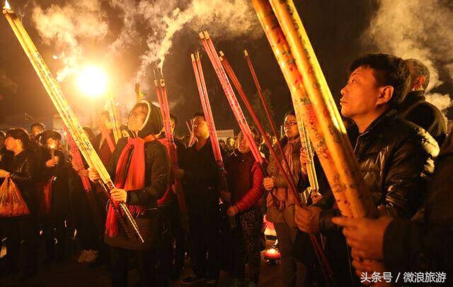 大年初一九华山祈福，香客人山人海，有人除夕夜不远千里赶来