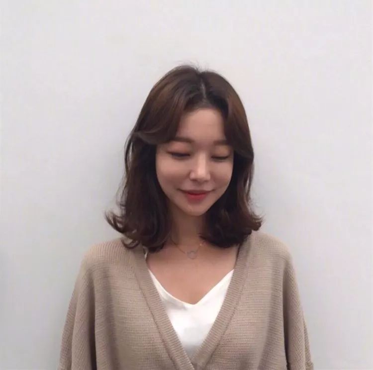 适合脸大无刘海发型,空气刘海适合脸大的人吗