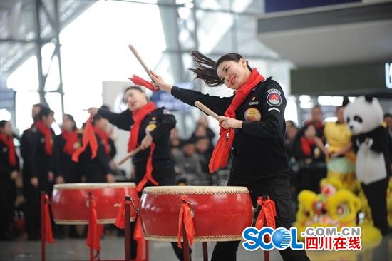 武汉机场空姐春运快闪,广州白云机场空姐空少快闪小苹果