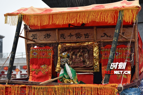 吃元宵猜灯谜社区居民载歌载舞,晃元宵猜灯谜家门口感受元宵味