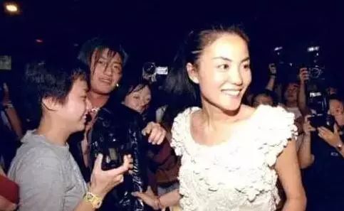 王菲谢霆锋甜蜜相处,王菲谢霆锋十指紧扣大秀恩爱