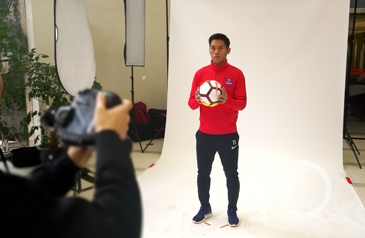 不光要摄影还得给模特摆pose,重庆斯威球员定妆照