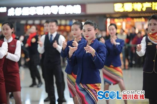 武汉机场空姐春运快闪,广州白云机场空姐空少快闪小苹果