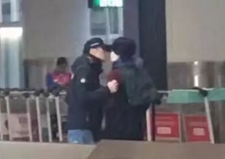 王菲谢霆锋甜蜜相处,王菲谢霆锋十指紧扣大秀恩爱