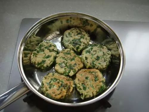 炸新鲜豌豆饼做法视频,糯米粉豆苗饼的做法