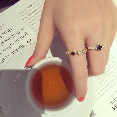 以前很想要一个戒指现在自己买了,去买一枚自己喜欢的戒指