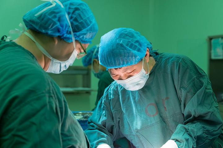 拿手术刀的女人,拿手术刀的姑娘