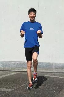 跑步脚趾盖疼怎么回事,跑步脚中间疼是骨裂吗