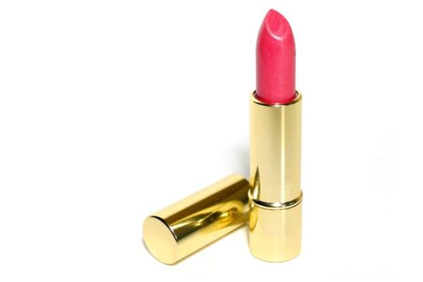 化妆品放在冰箱里过期了还能用吗 (化妆品过期了扔了可惜怎么用)