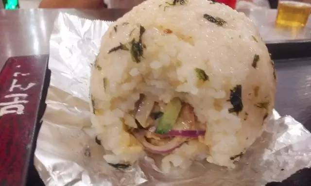 武汉一女学生拿着10块钱去买好吃的，竟然被。。。