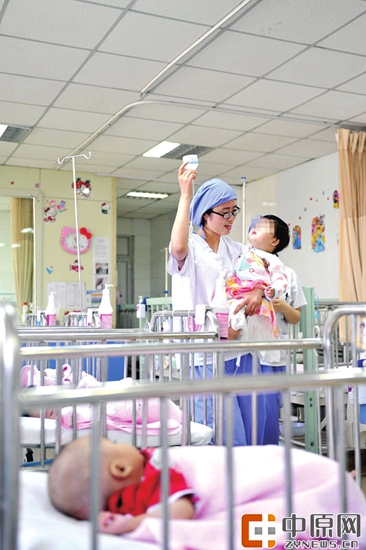 新生儿病房内的袋鼠妈妈,90后袋鼠妈妈