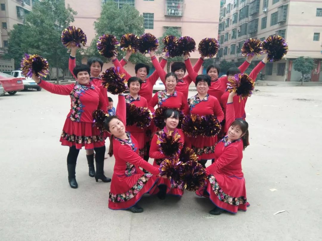 中老年人广场舞三人,中老年12人广场舞比赛