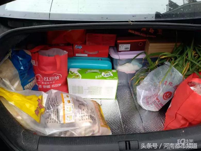 “我妈可能觉着我在外面会饿死！”打开返程后备箱，暖心又扎心！