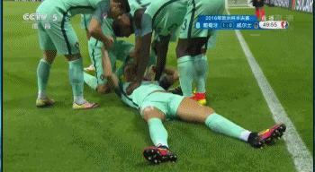 c罗和梅西惺惺相惜的视频,c罗梅西体育场上那些感人的瞬间