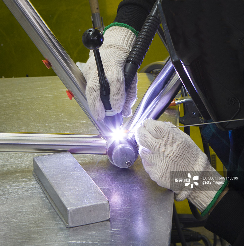 气保焊电压不稳.焊接时电弧不稳定。焊缝成型非常难看..请问