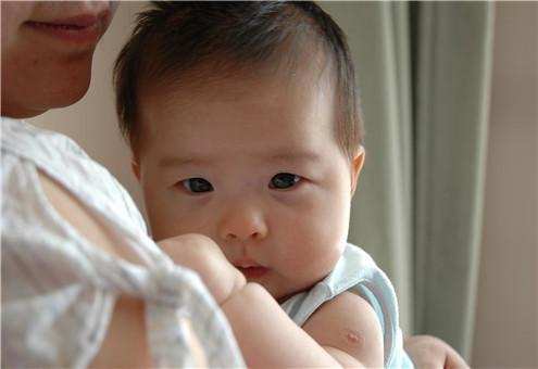 小宝宝几月会认人,5个月小宝宝认人了好还是不好