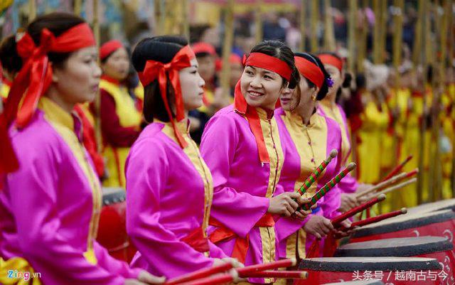 越南最重视的春节庙会，古代皇帝和现代国家元首都亲自下田干活