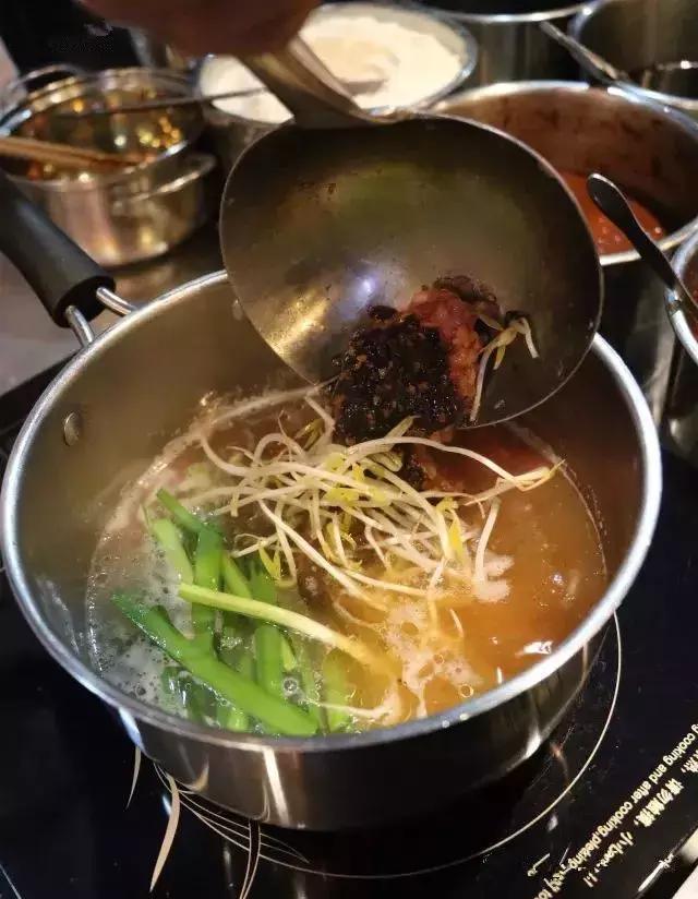 姑父的早餐店仅依赖这八款秘制米线配方，日接待量高达800人次