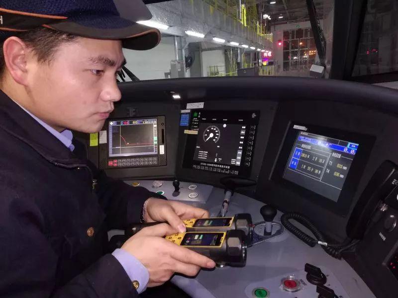 90后动车掏粪工视频,90后掏大粪小哥