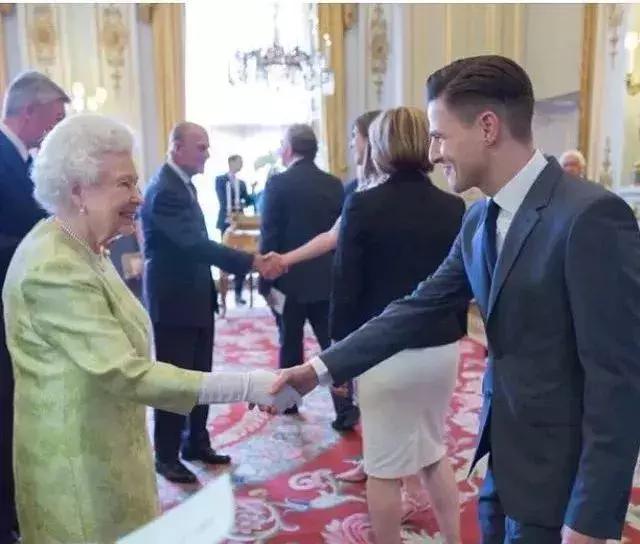 敢与吴彦祖PK的设计大神！42岁帅成“小鲜肉”，设计拿奖拿到手软