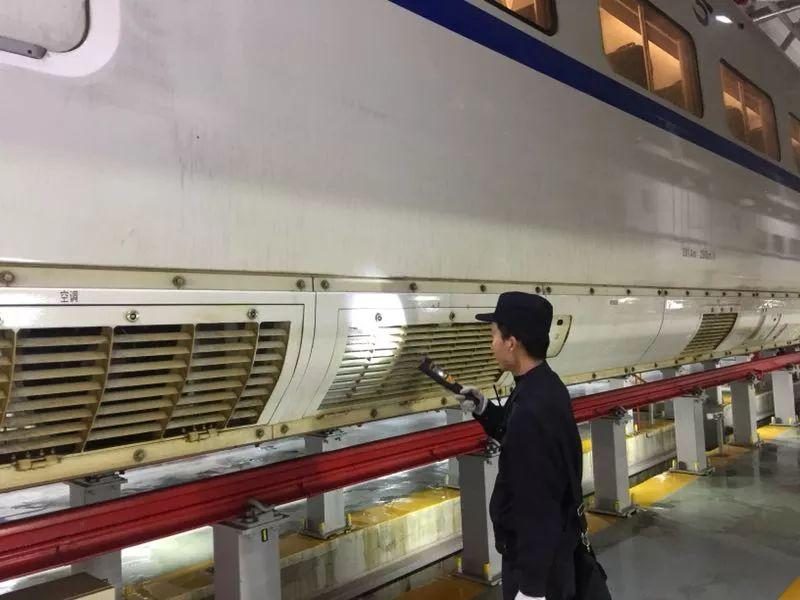 90后动车掏粪工视频,90后掏大粪小哥