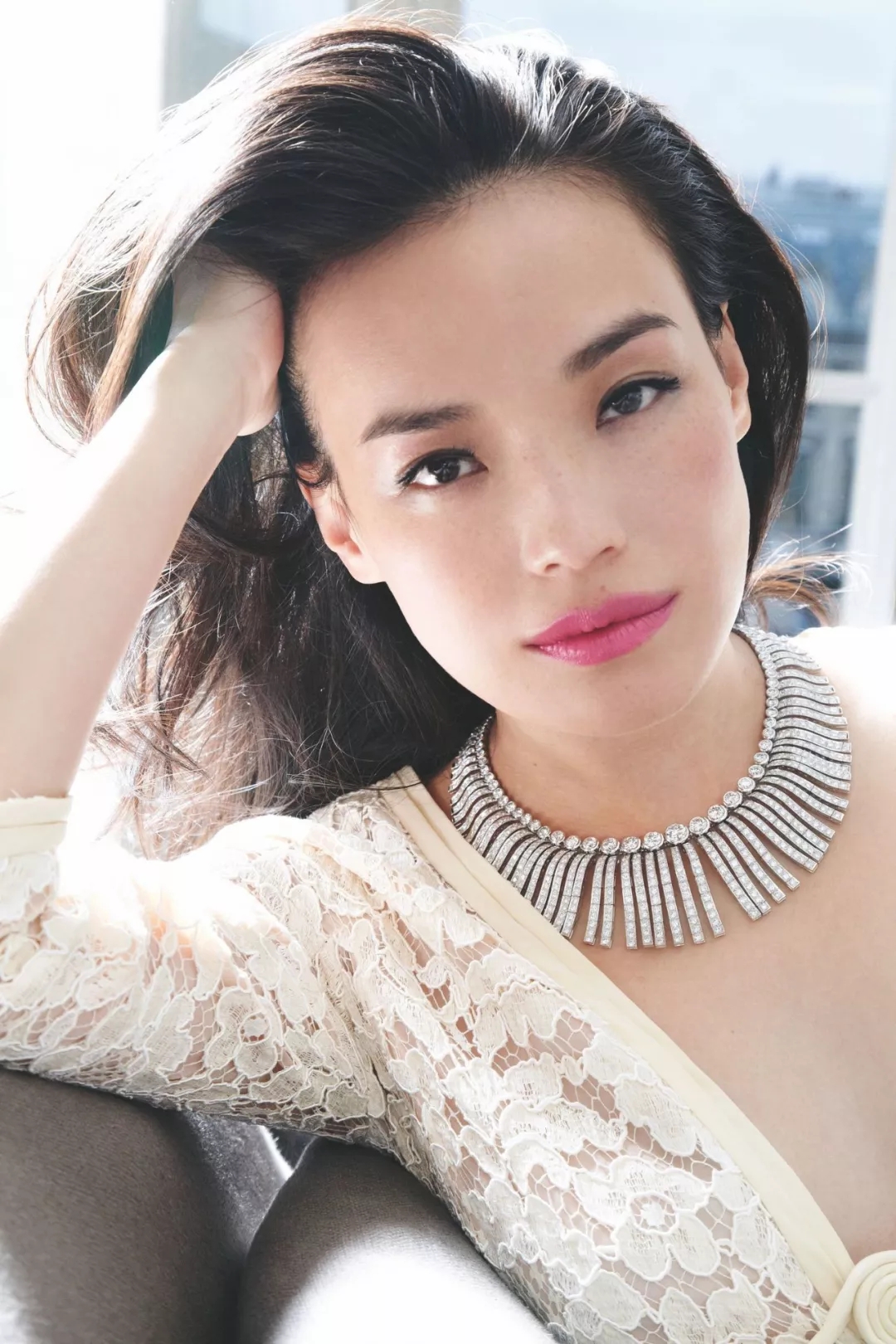 脸型偏肉感的女人穿衣风格,长脸型女生怎么穿衣服好看