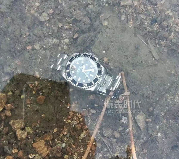 劳力士绿水鬼扔进水里,劳力士黑水鬼真实事件