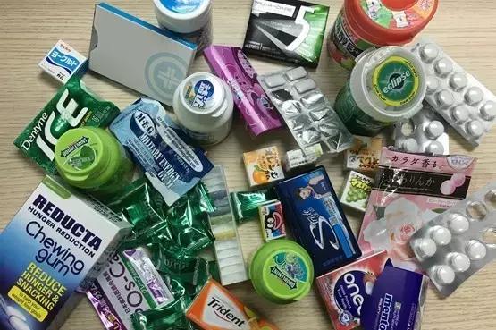 用100粒口香糖，体会舌吻的22种味道