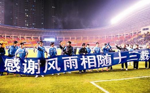 他曾收购没落豪门，救大连足球于水火，如今生意萧条玩不起足球