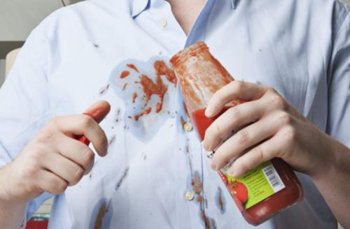 牙膏去除衣服上的油渍小窍门,牙膏去衣服油渍