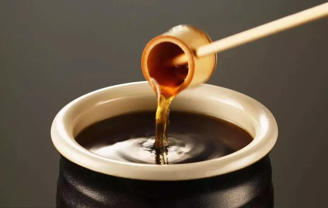 鱼刺卡了喉咙该吞饭还是喝醋,鱼刺卡喉别急着喝醋医生教你