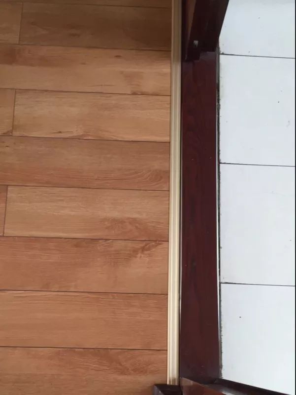 地砖和木地板怎么衔接啊,进门如何使用地砖与木地板衔接