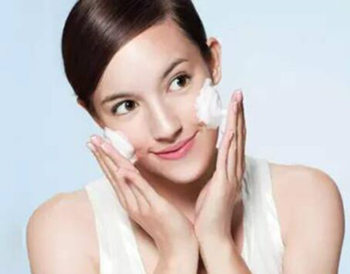 人中长痘痘挤出长条结晶体,人中长痘痘的几大原因分析