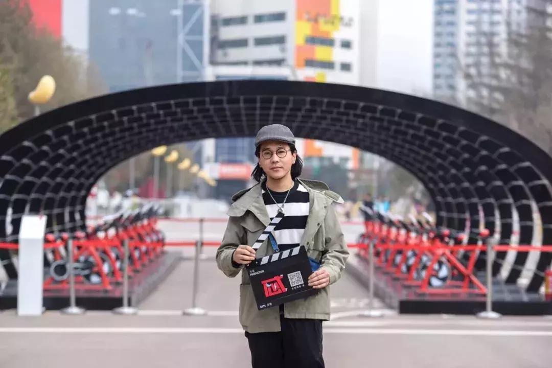 明星二姐张歆艺街拍,张歆艺红色波点裙伦敦街拍