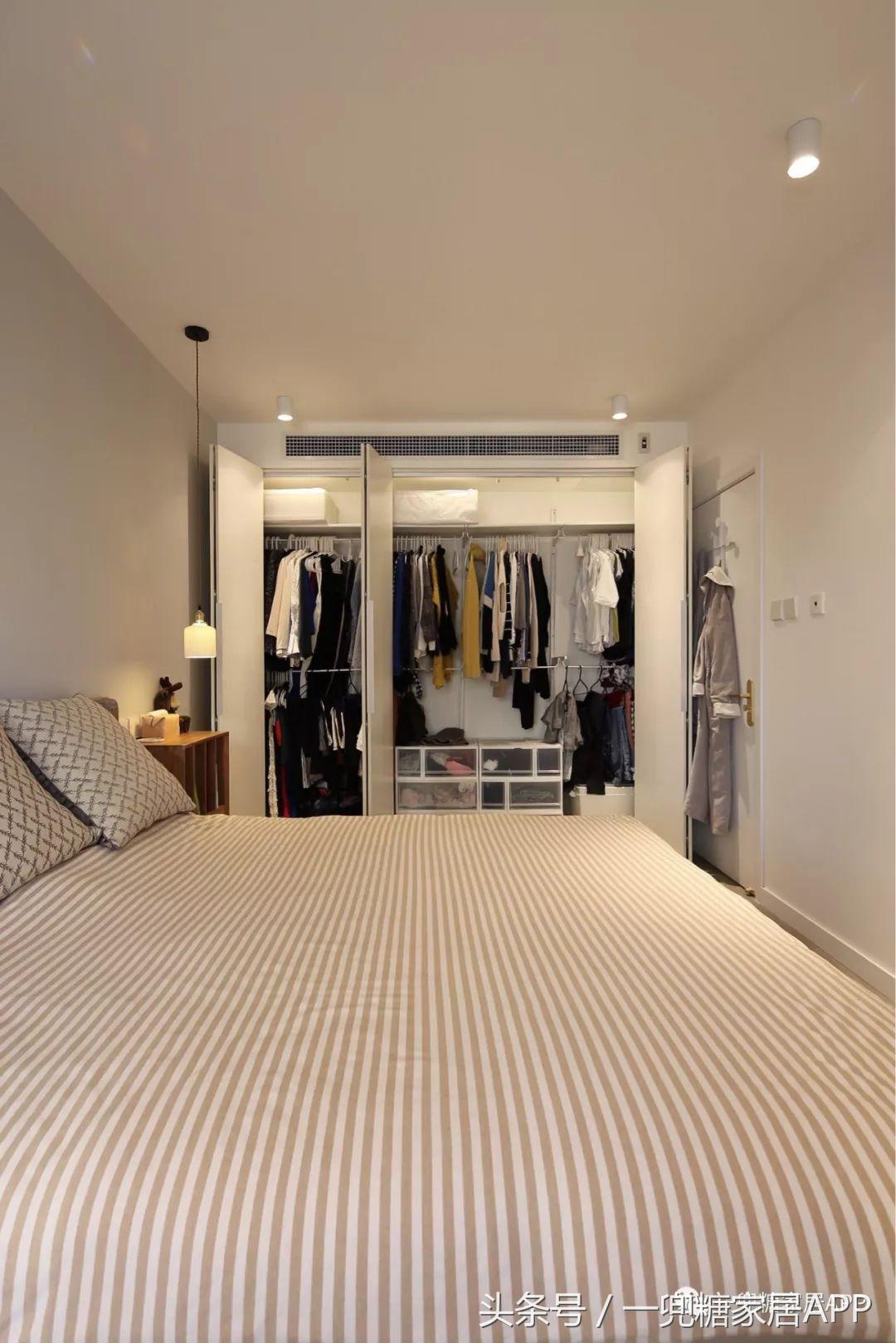 沙发墙开了一扇窗,沙发背景墙可收纳极简风