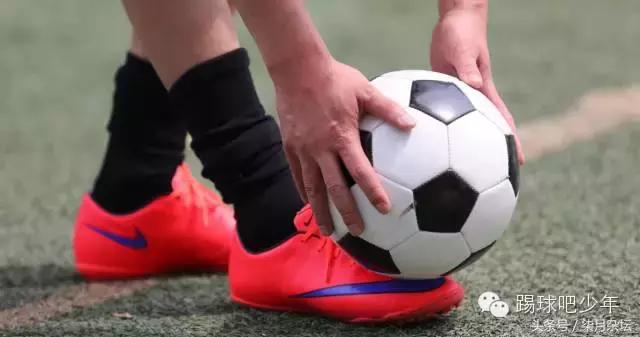 足球颠球教学考试技巧,足球颠球课堂教学