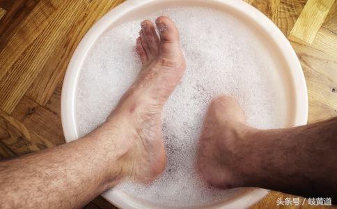 一脱鞋臭气熏天,一脱鞋就臭