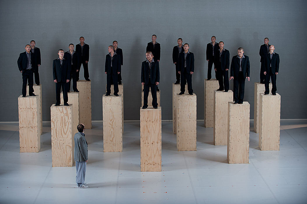 艺术家不仅与“硅胶假人”共舞，还与少林寺僧人合作《佛经》