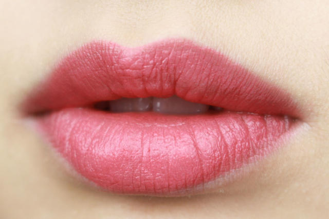 韩国妹子甜美唇妆简单化