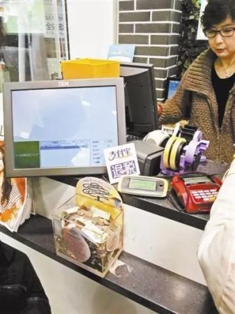 出境游去这些国家和地区可以不用带钱包