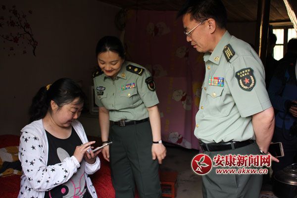 部队春节走访慰问贫困户巡诊送药,解放军军医为灾区群众检查送药